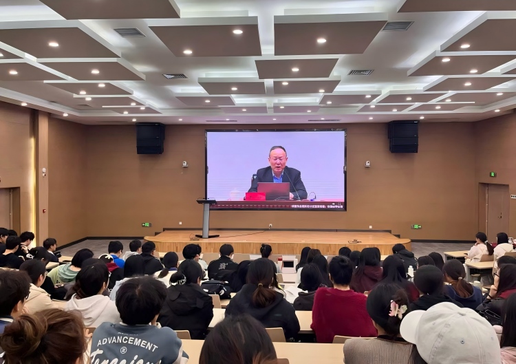 观看经济大讲堂（学生集体）(尺寸修改).jpg