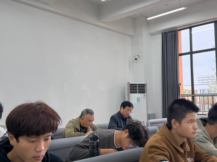 李子华校长听李斐斐老师思政课02-修改尺寸版.jpg