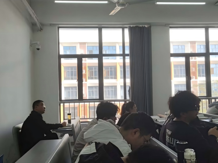 刘巍书记听课-修改尺寸版.jpg