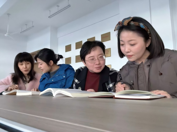 教研室会议照片(1)-改尺寸版.jpg