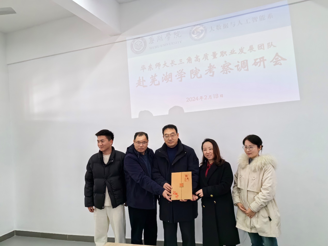 人们站在一起合影的一群人描述已自动生成